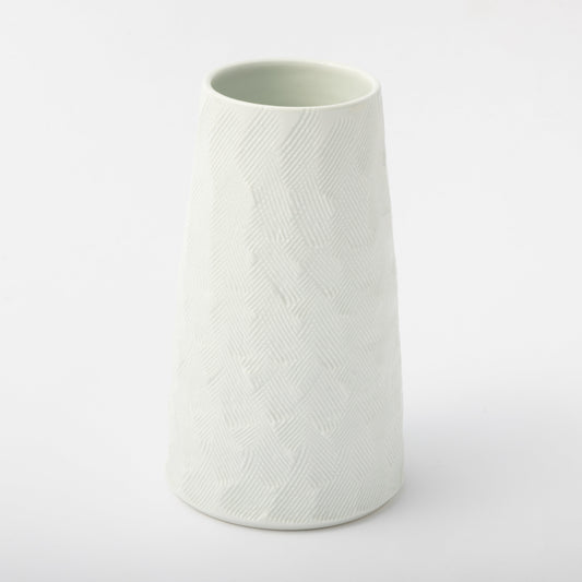 [Issin Kiln] White Porcelain Hand-carved Vase / Random Comb Engraving