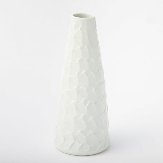 [Issin Kiln] White Porcelain Hand-carved Vase / Random bevel engraving