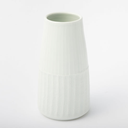 [Issin Kiln] White Porcelain Hand-carved Vase / Grass forest style engraving x Comb pattern engraving