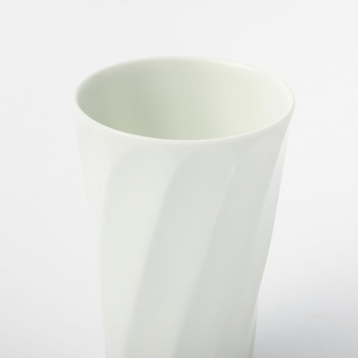 [Issin Kiln] White Porcelain Hand-carved Set of 2 Small Freestyle Cups, Diagonal Engraving and Line Engraving