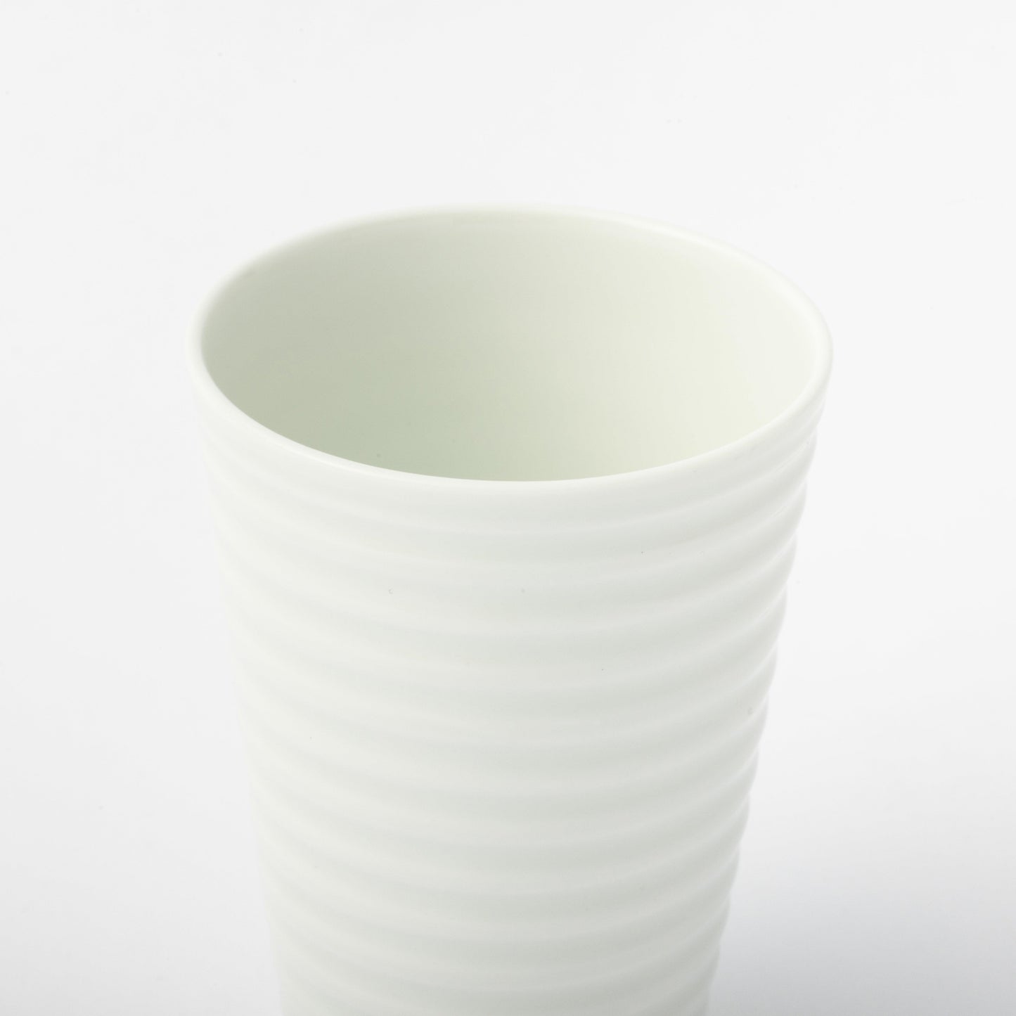 [Issin Kiln] White Porcelain Hand-carved Set of 2 Small Freestyle Cups, Diagonal Engraving and Line Engraving