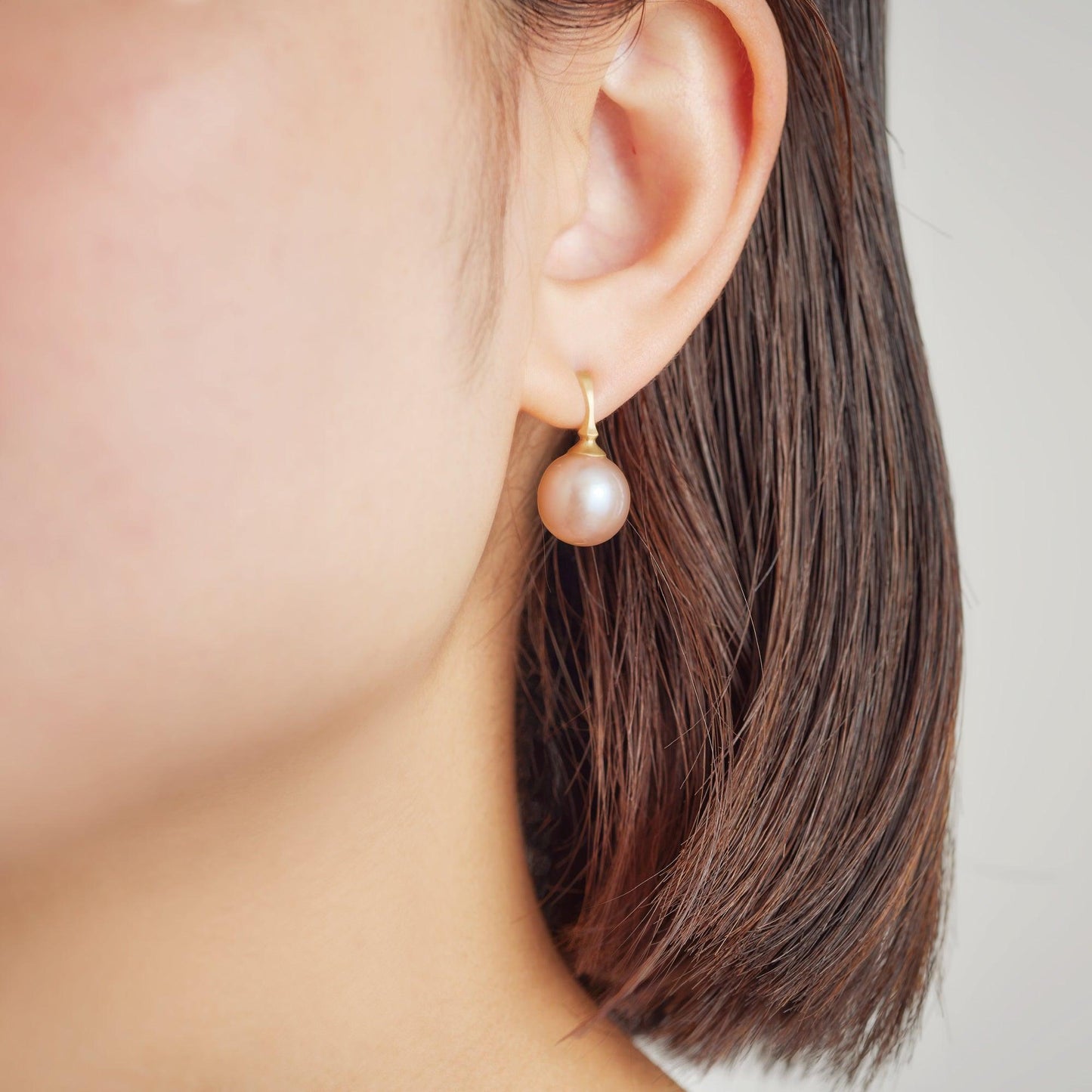 【Lake Biwa Pearls】Large round pearl earrings 002