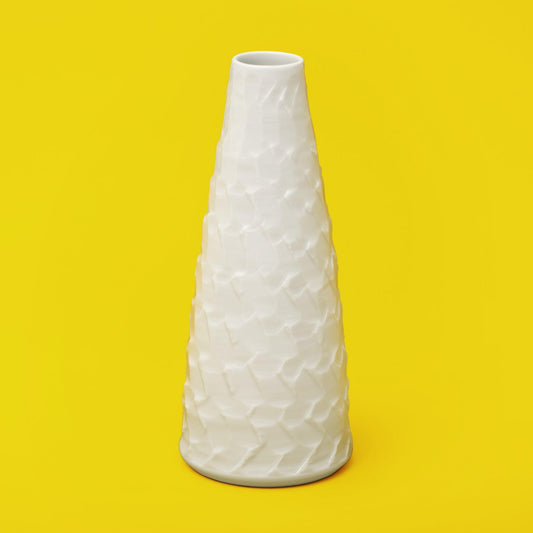 [Issin Kiln] White Porcelain Hand-carved Vase / Random bevel engraving