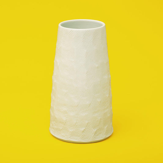 [Issin Kiln] White Porcelain Hand-carved Vase / Random Comb Engraving